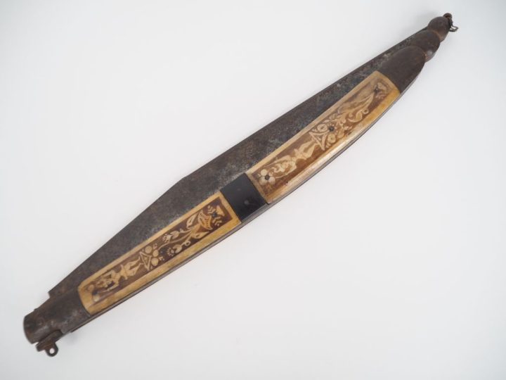 Couteau Navaja en métal et corne gravée à décor de personnage. Dim. fe