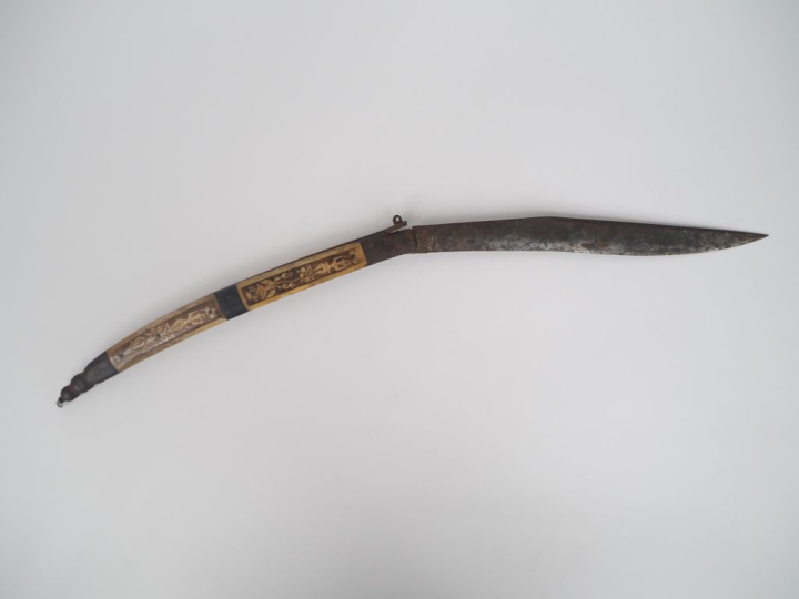 Couteau Navaja en métal et corne gravée à décor de personnage. Dim. fe
