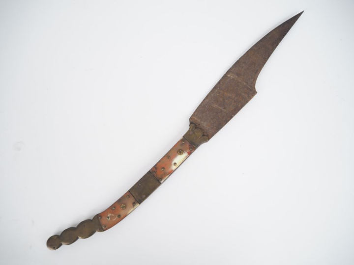 Couteau Navaja en laiton et corne.  Dim.