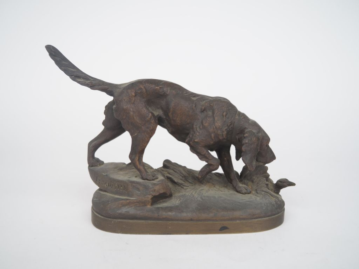 LE COURTIER.  "chien de chasse" Sujet en bronze à patine brune.  Dim. 