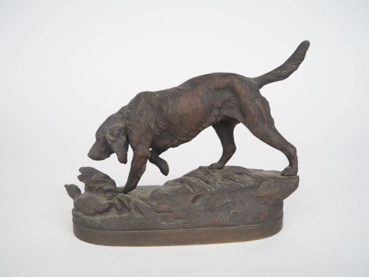LE COURTIER.  "chien de chasse" Sujet en bronze à patine brune.  Dim. 