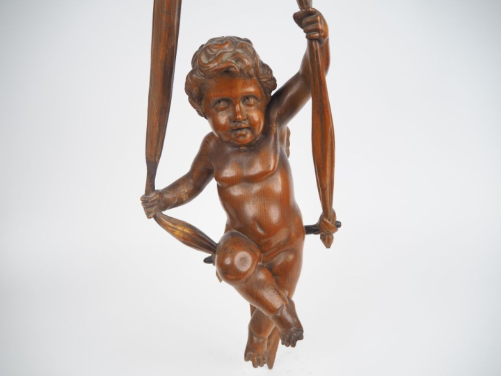 Ecole française XIXème.  "amour à la balançoire" Sculpture en pin H. 8