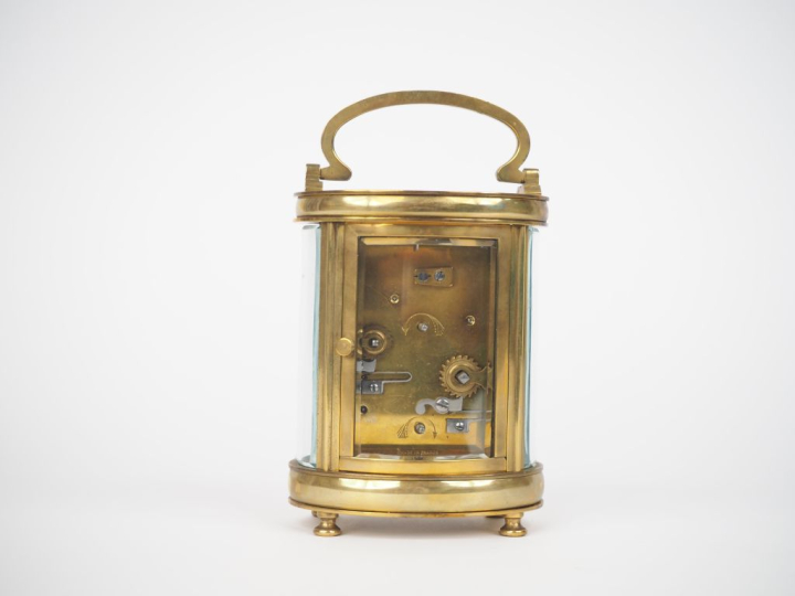 Pendulette de voyage dite d'officier en laiton et cristal, avec sa clé