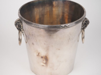 Vente aux enchères Seau à champagne en métal argenté de style Louis XVI à décor de tête d