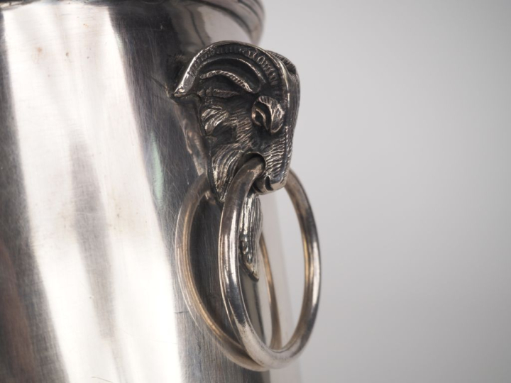 Seau à champagne en métal argenté de style Louis XVI à décor de tête d