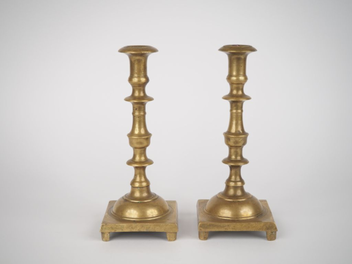 Paire de bougeoirs de style Louis XIII en bronze en forme de balustre.