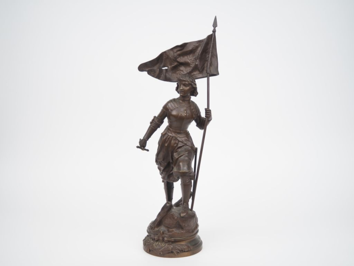 E. ROUSSEAU.  "Jeanne d'Arc " Sculpture en bronze à patine brune (manq
