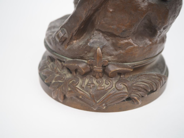 E. ROUSSEAU.  "Jeanne d'Arc " Sculpture en bronze à patine brune (manq