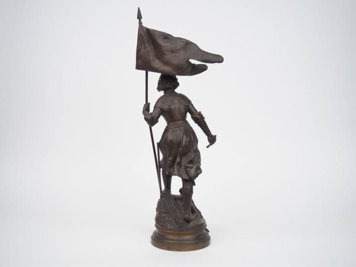 E. ROUSSEAU.  "Jeanne d'Arc " Sculpture en bronze à patine brune (manq