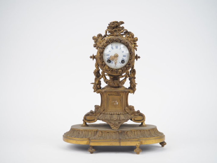 Pendulette Napoléon III de style Louis XVI en métal doré, à décor d'am