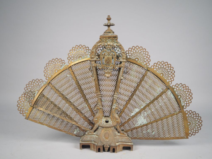 Pare-étincelles Napoléon III en bronze en forme d'éventail.  H. 70 cm 