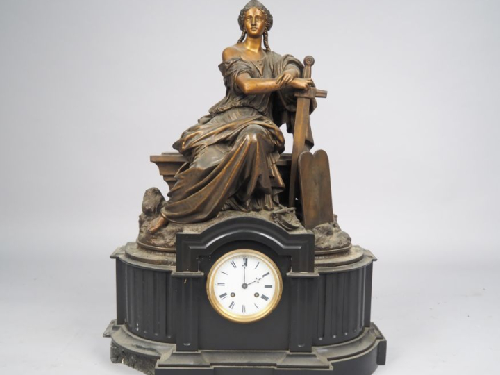 Grande pendule de cheminée Napoléon III en marbre noir et régule à pat