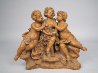 Vente aux enchères FOUCHER.  "les trois amours" Groupe en terre cuite Signé Dim. 50 x 58 