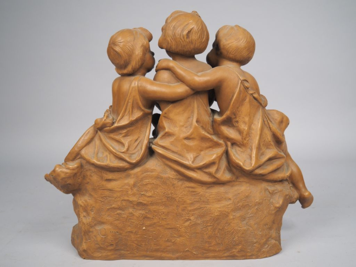 FOUCHER.  "les trois amours" Groupe en terre cuite Signé Dim. 50 x 58 