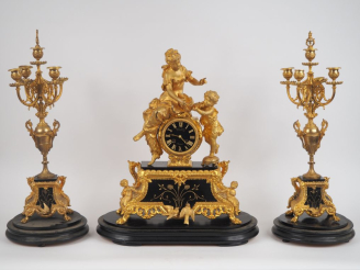 Vente aux enchères Garniture de cheminée Napoléon III en régule doré et marbre noir, à dé