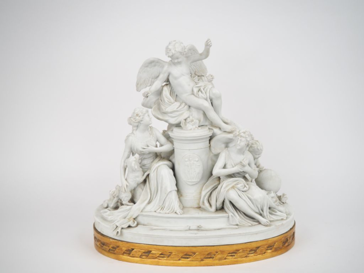 SEVRES (d'après). "Allégorie de l'amour" Groupe en biscuit Dim. 40 x 4