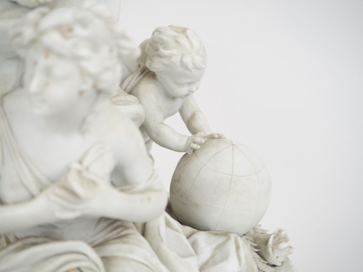 SEVRES (d'après). "Allégorie de l'amour" Groupe en biscuit Dim. 40 x 4