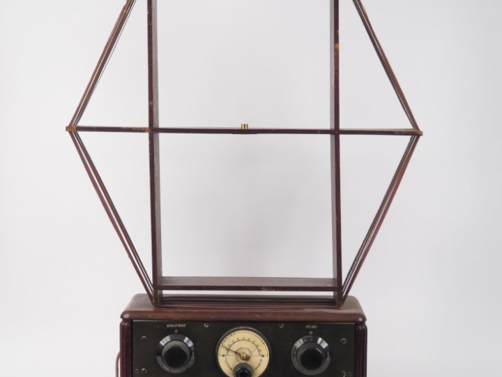 VITUS. Poste à galène avec son antenne