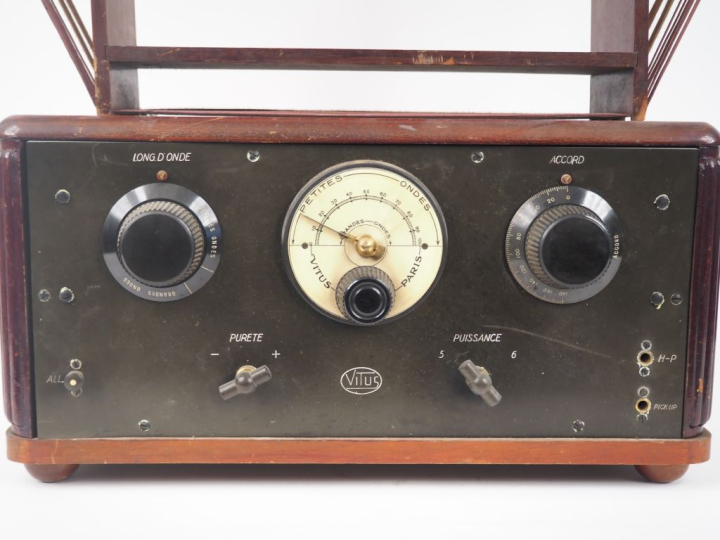 VITUS. Poste à galène avec son antenne