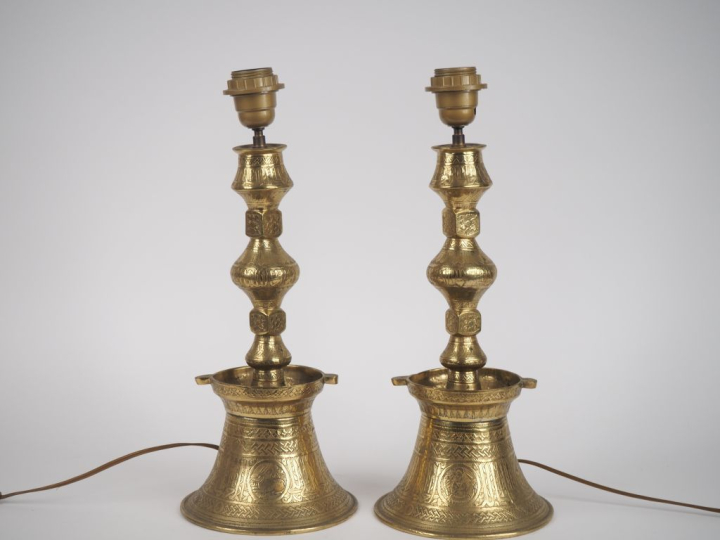 Paire de bougeoirs persans en bronze, à décor de calligraphie, de pers