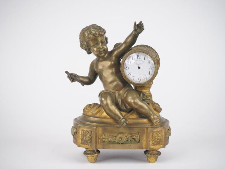 Pendulette de style Louis XVI en bronze doré, à décor d'amour au tambo