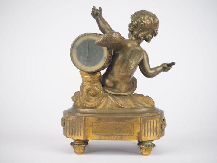 Pendulette de style Louis XVI en bronze doré, à décor d'amour au tambo