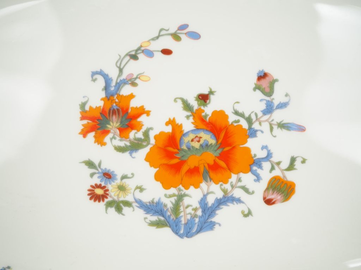 RAYNAUD.  Partie de service de table en porcelaine de Limoges, décor "