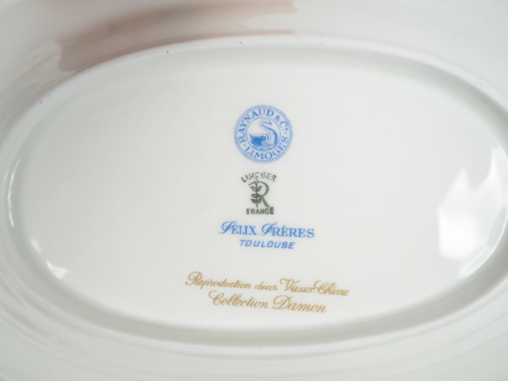 RAYNAUD.  Partie de service de table en porcelaine de Limoges, décor "
