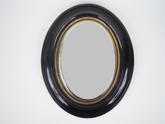 Vente aux enchères Miroir Napoléon III dit "de sorcière", cadre en bois noirci et doré.  