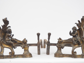 Vente aux enchères Paire de chenets Napoléon III de style Louis XV en bronze patiné et do