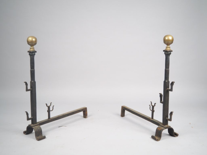 Paire de chenets en fonte et laiton. H. 77 cm