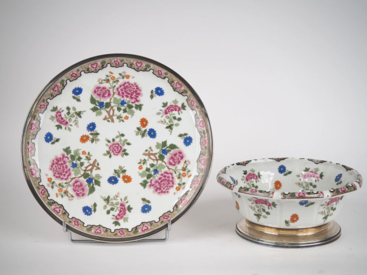 Jatte à crème et un présentoir en porcelaine de Limoges, à décor de fl