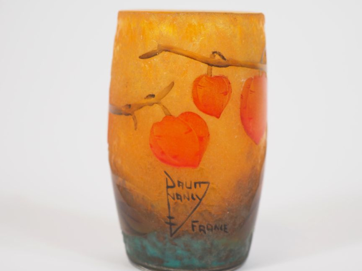 DAUM NANCY France Rare vase en verre gravé et émaillé à décor polychro