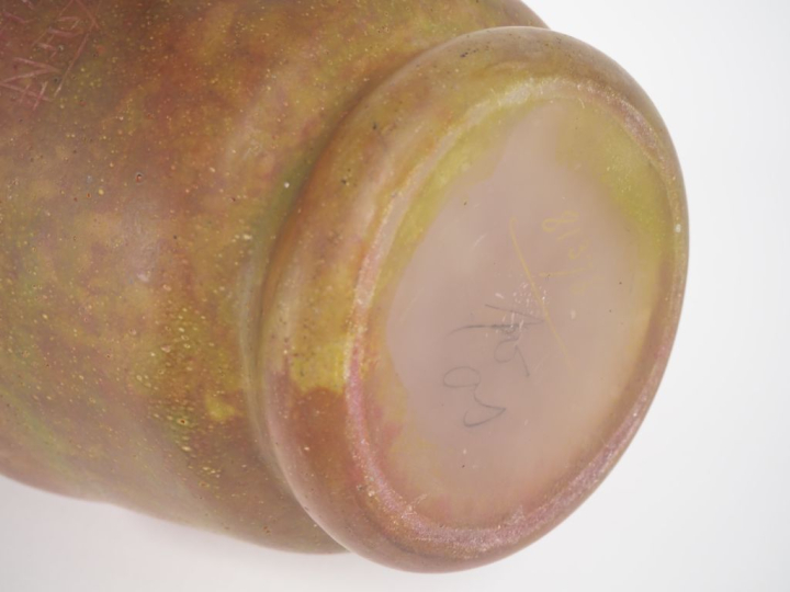 DAUM.  Grand vase balustre en verre marbré rouge, jaune et vert.  Sign