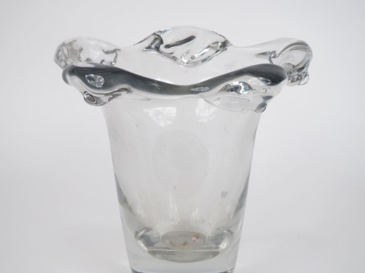 DAUM France.  Grand vase en cristal translucide.  Signé.  H, 27 cm