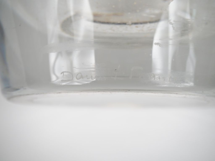 DAUM France.  Grand vase en cristal translucide.  Signé.  H, 27 cm