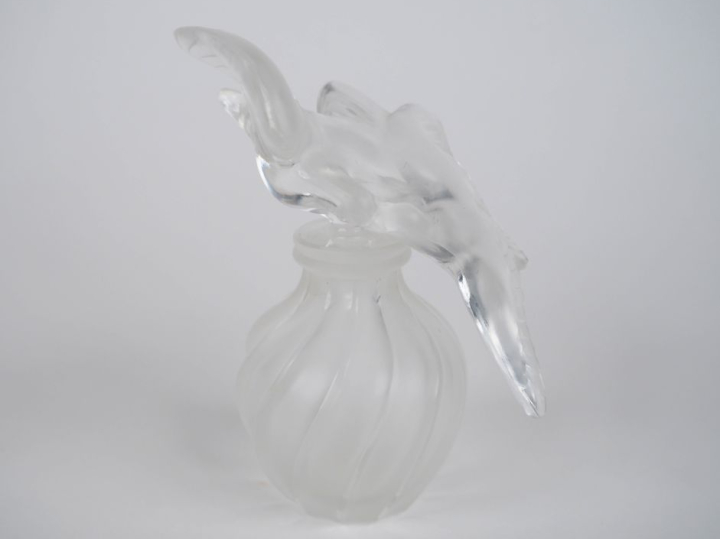 LALIQUE France.  Flacon de parfum en cristal "l'air du temps" pour Nin