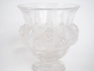 Vente aux enchères LALIQUE France.  Vase en cristal à décor de moineaux.  Signé H. 12,5 c