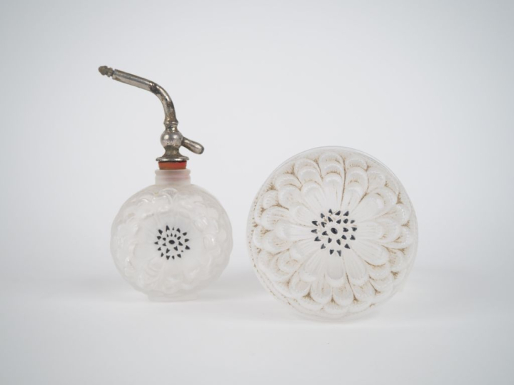 LALIQUE France.  Vaporisateur et boite de toilette en cristal et émail