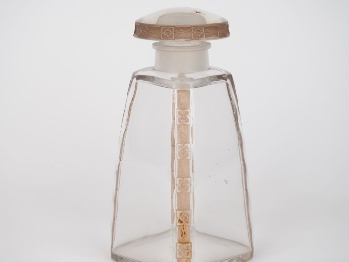 LALIQUE.  Flacon en verre à décor de fleurs.  Signé H. 16 cm