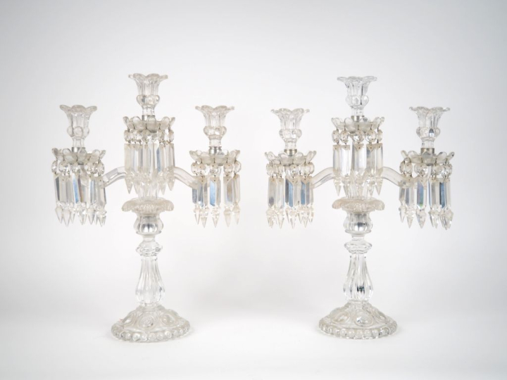 BACCARAT.  Paire de girandoles en cristal éclairant à trois lumières. 