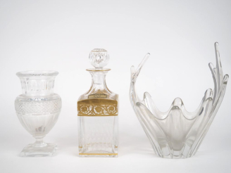 Vente aux enchères SAINT LOUIS.  Flacon en cristal gravé et doré, à décor de rinceaux feu