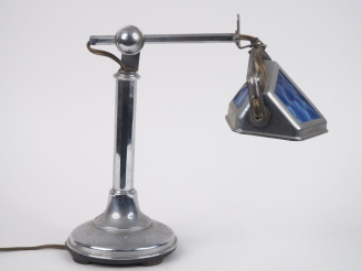 Vente aux enchères Lampe Art déco articulée en métal chromé et verre bleu.  (un verre fen