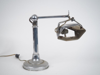 Vente aux enchères Lampe rétro articulée en métal chromé (manque deux verres).