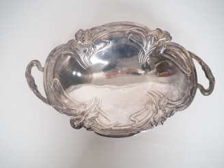 Vente aux enchères Panière en métal argenté de style Art Nouveau à décor d'iris.  Dim. 7 
