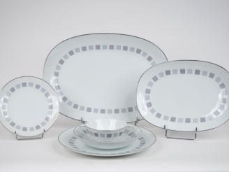 Vente aux enchères Service de table en porcelaine contemporaine du Japon, modèle "Nori Ta