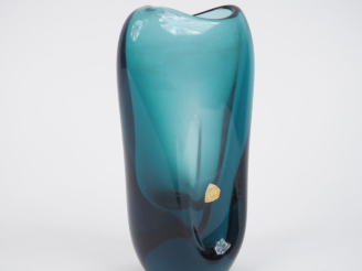 Vente aux enchères J. BECKER STUDIO.  Vase moderniste en verre, porte l'étiquette du créa