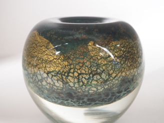 Vente aux enchères NOVARO.  Vase boule en verre à décor d'inclusions polychormes.  Signé 