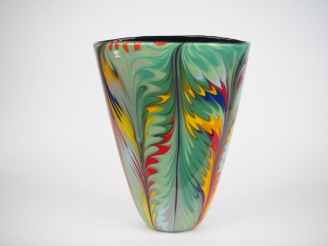 Vente aux enchères Vase cornet en verre polychrome de Murano.  H. 35,5 cm