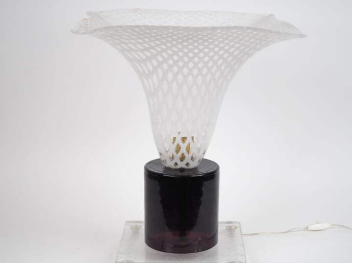 Lampe design en verre noir résillé blanc et translucide, pieds cylindr